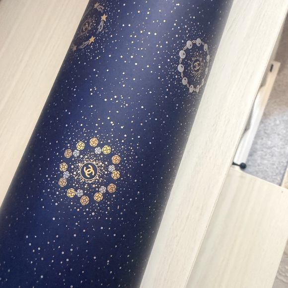 Chanel Navy and Gold wrapping paper - Picture 3 of 5